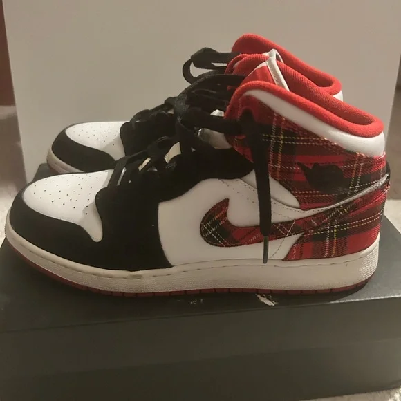 Big Kids/Youth Air Jordan 1s - Picture 2 of 6